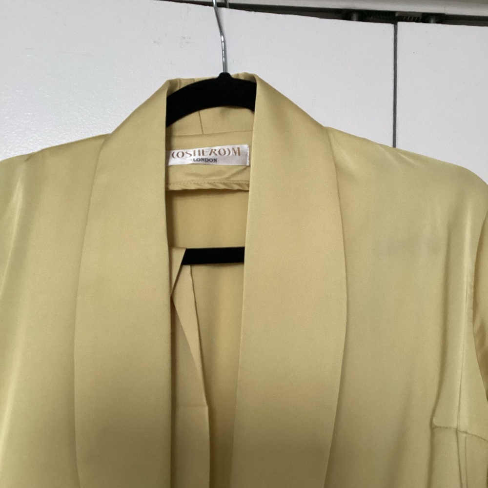 Chic Yellow Feather-Trimmed Suit Set - Picture 3 of 5